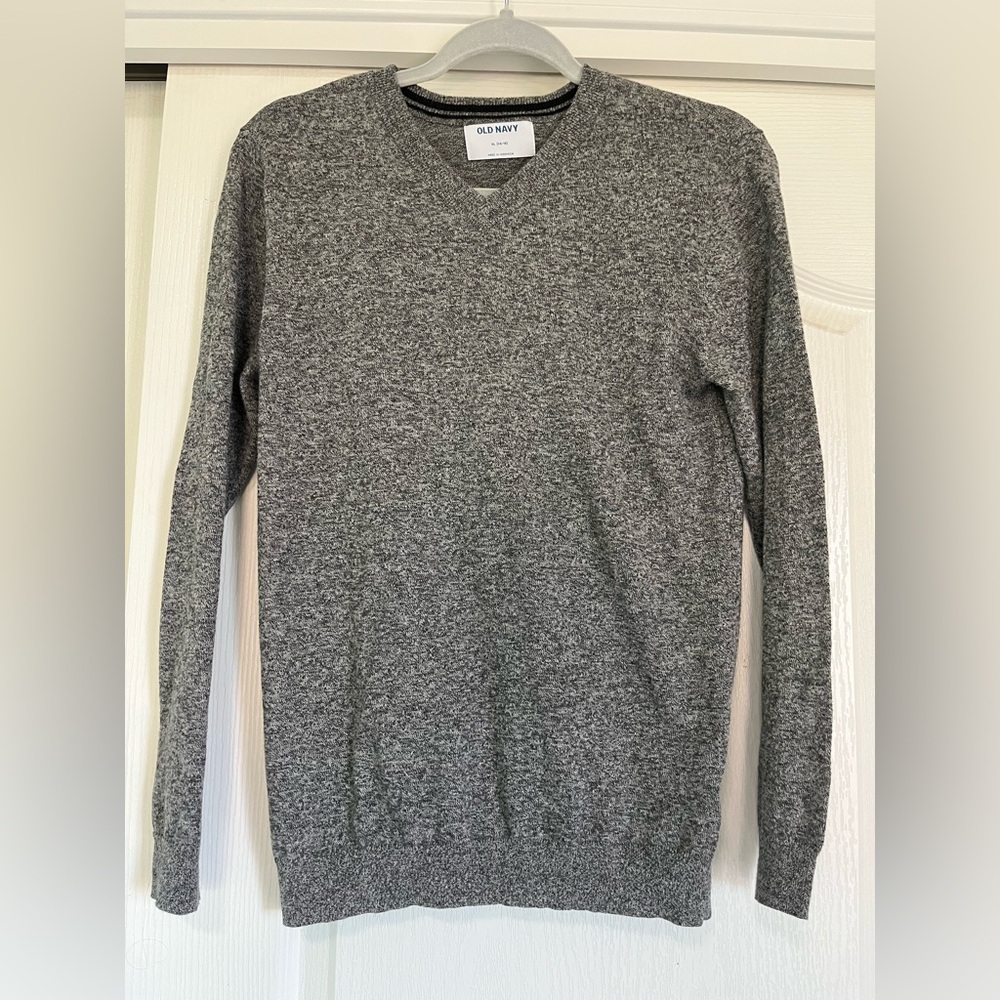 Old Navy Men’s gray sweater